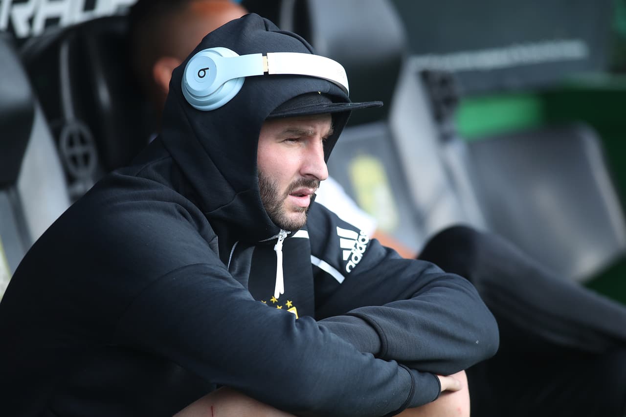 Optó por salir al terreno de juego para pisar el césped y escuchó música sentado en las bancas y observando el entorno.