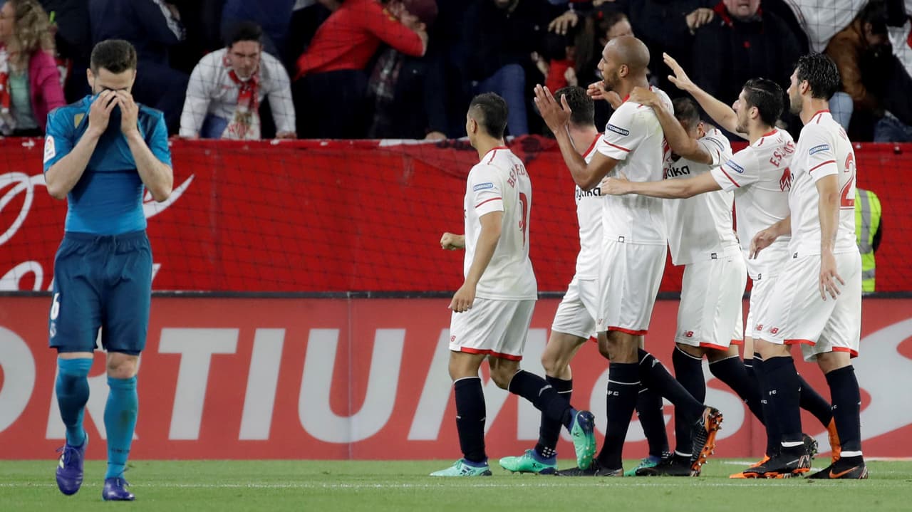 Gran jugada colectiva del Sevilla, iniciada por Ben Yedder, luego la pelota quedó en N'Zonzi quien se la cedió a la derecha al jugador del Tri para definir de primera casi con el arco vacío.