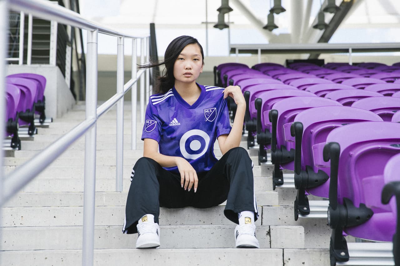 El uniforme respeta patrones seguidos en ediciones recientes, aunque rompe con la tradición al tener como tono principal el color del club local.