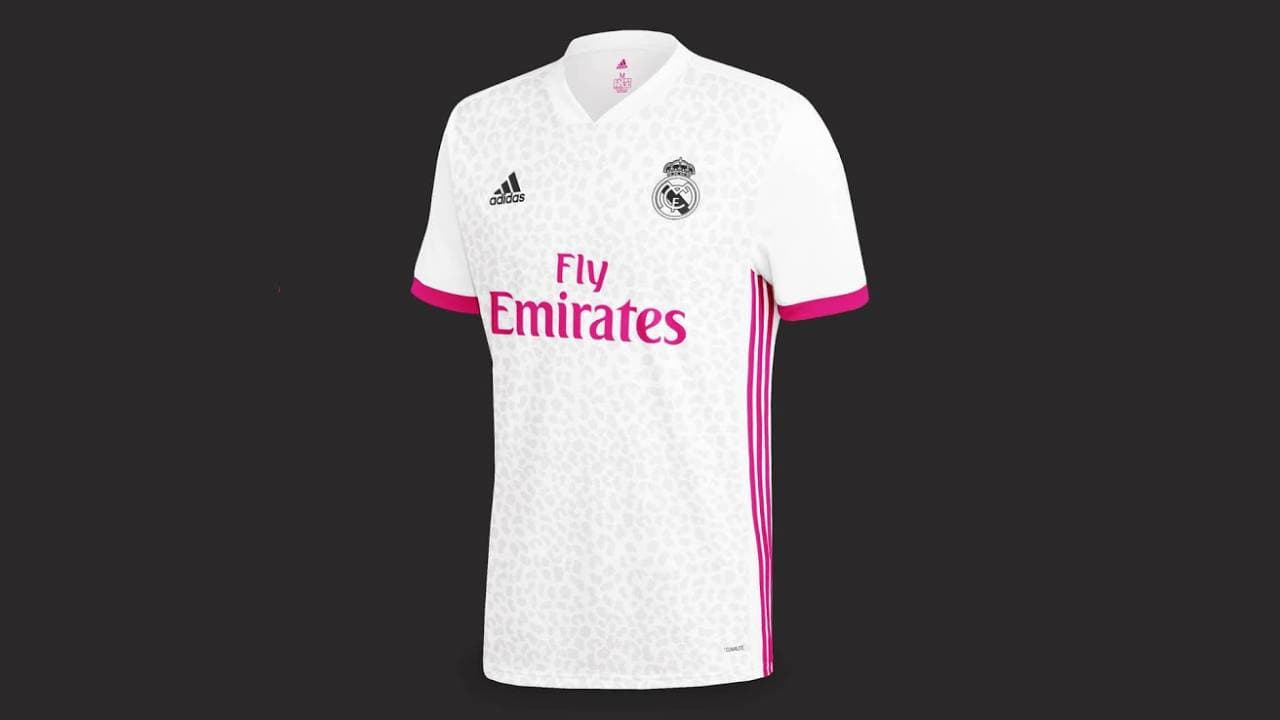 Así sería la nueva camiseta del Real Madrid con un tono rosa y algunos detalles en las mangas y un diseño sobrio, elegante.