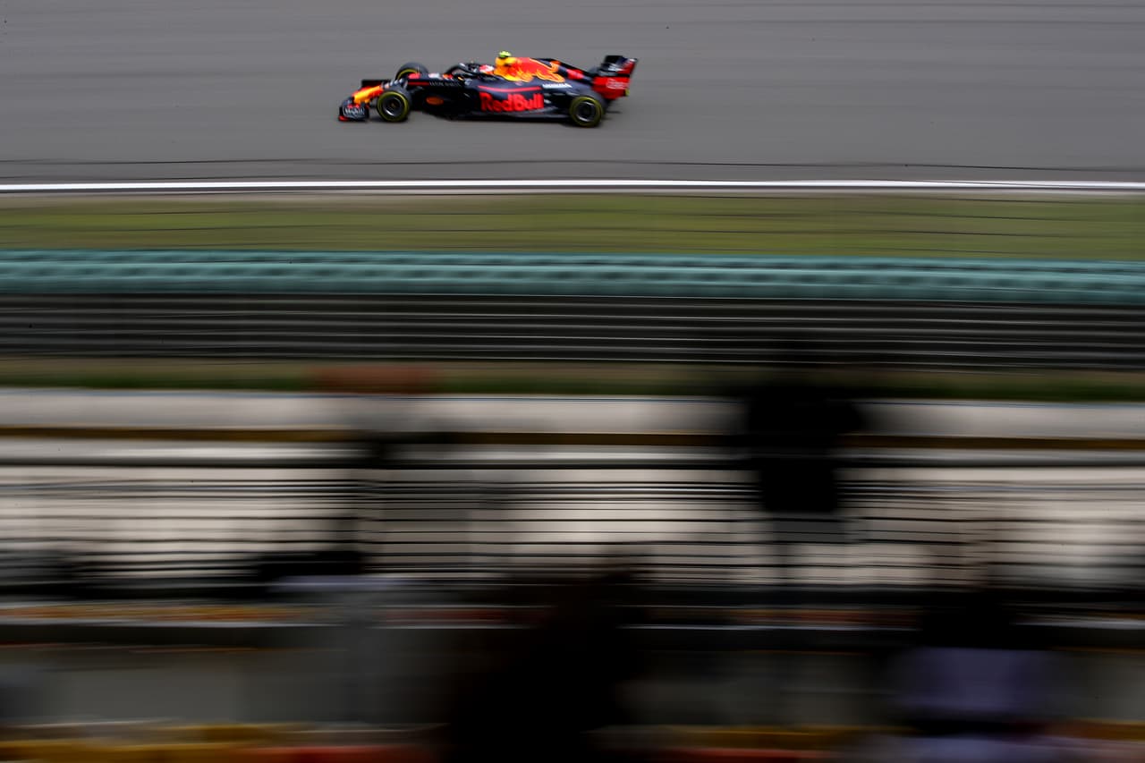 En la madrugada de este sábado se corrió la última sesión libre y la clasificación del Gran Premio de China en la cual los autos de Mercedes lograron los mejores tiempos. Valtteri Bottas se quedó con la Pole, Lewis Hamilton saldra segundo, Sebastian Vettel (Ferrari) tercero y Sergio 'Checo' Pérez quedó en el puesto 12.