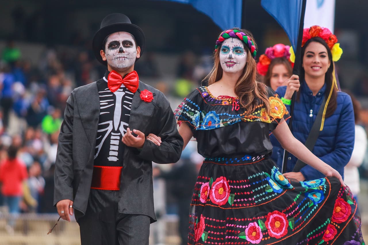 Los fanáticos de Pumas y Cruz Azul le dieron un color especial a la fiesta de la Jornada 15 con su alegría e incluso algunos lo hicieron con atuendos en homenaje al Día de los Muertos.