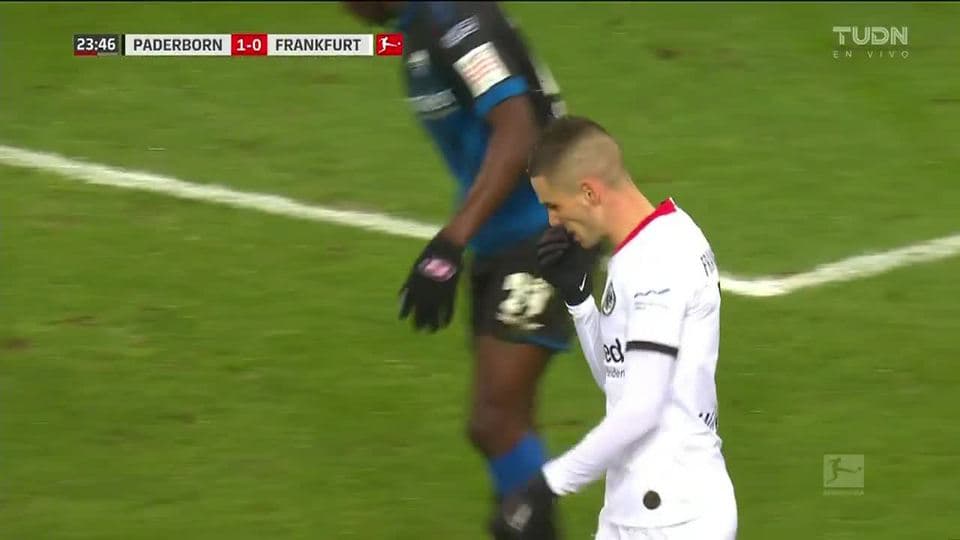 Tiro desviado de Mijat Gacinovic