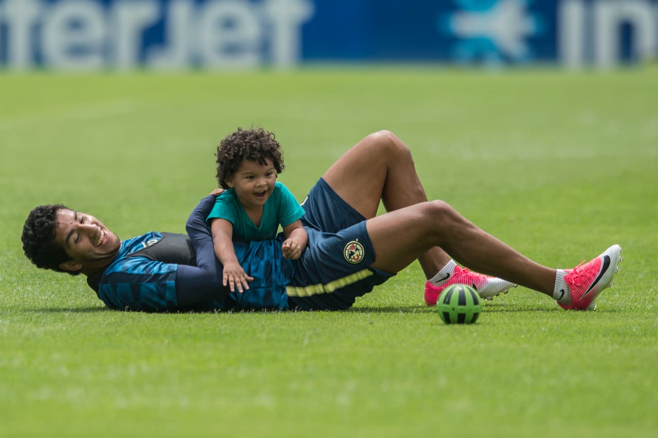 El jugador ha mostrado que venera a su pequeño hijo, por quien muestra un amor único.