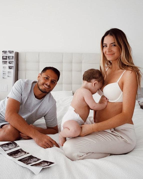 Con esta fotografía, en la que se alcanzan a ver las imágenes de un ultrasonido, la pareja confirmó que la familia crecerá muy pronto.