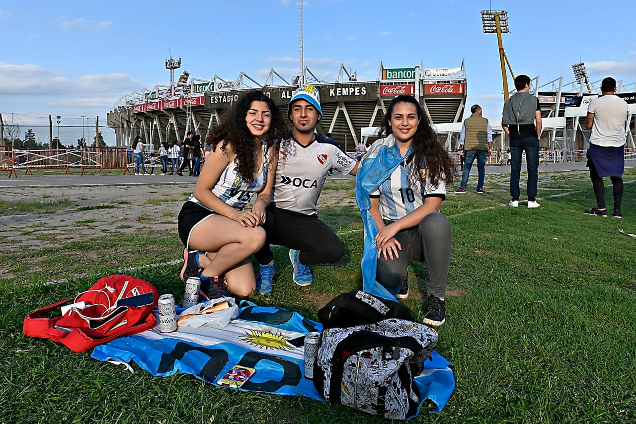 Los fanáticos de Argentina y de México le dieron un color especial con su alegría en el estadio Mario Alberto Kempes y sus alrededores en Córdoba a una jornada de fútbol de amistoso internacional.