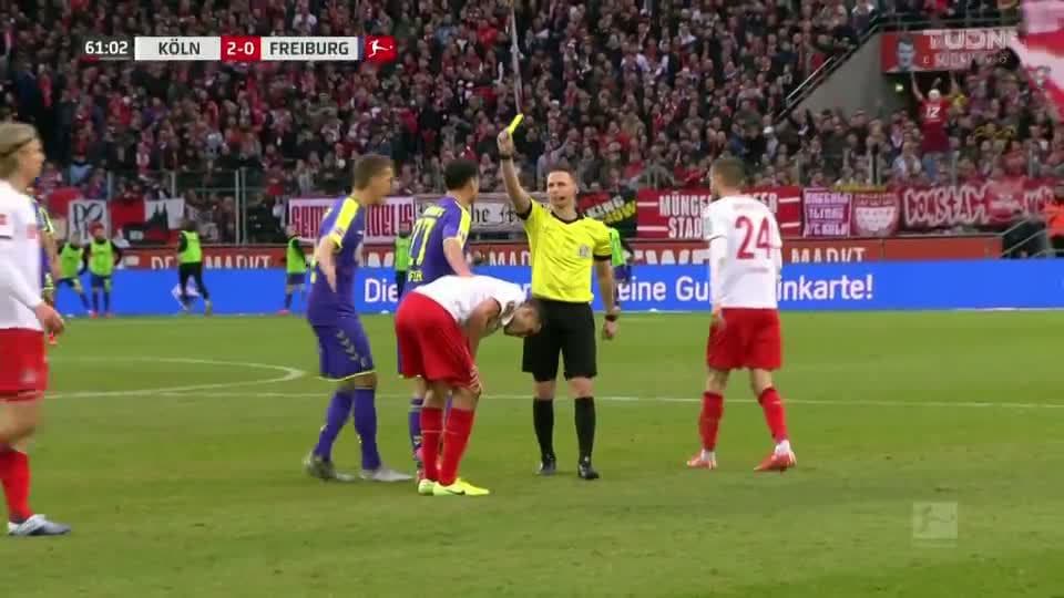 Tarjeta amarilla. El árbitro amonesta a Nicolas Höfler de Sport-Club Freiburg