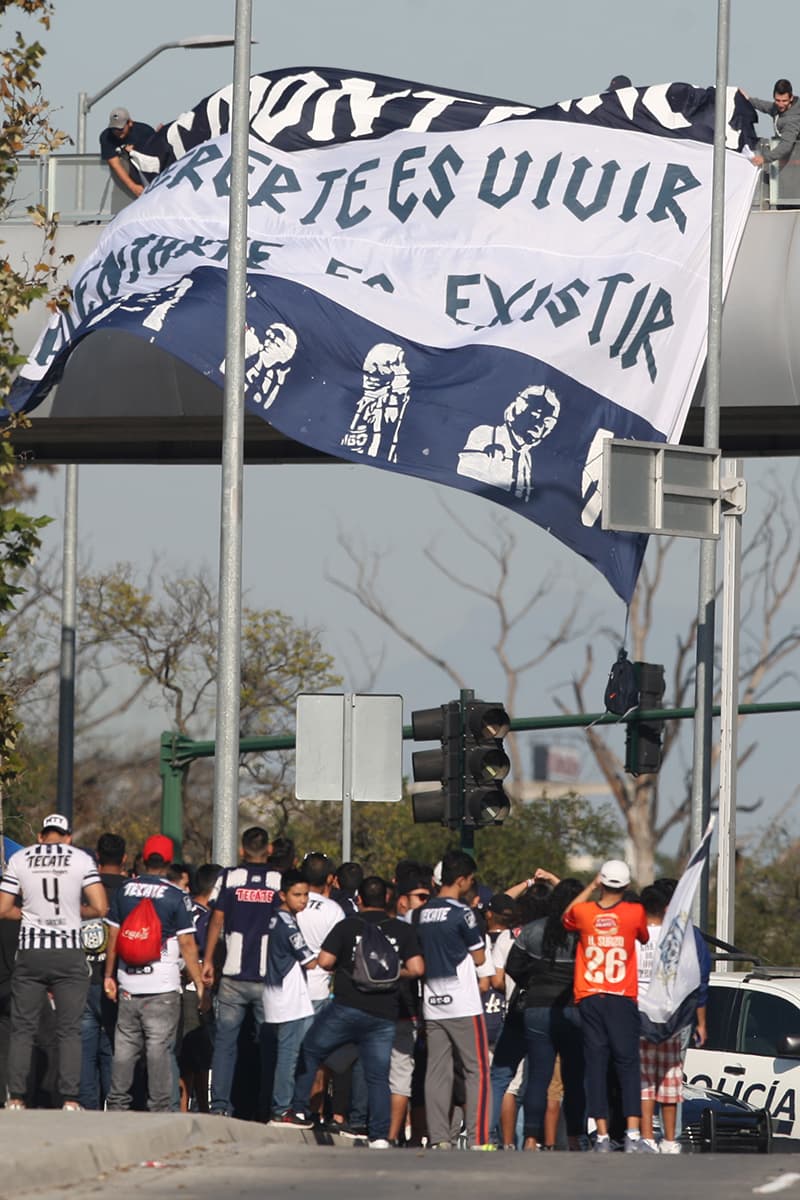 Los fanáticos de Rayados crearon una colorida fiesta en la llegada de los jugadores al Estadio Bancomer.