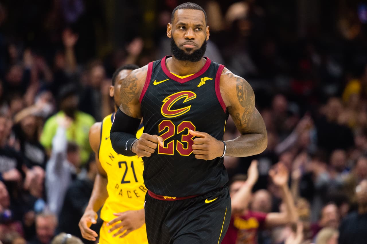 LeBron anota 46 puntos para que los Cavaliers empaten la serie ante Pacers