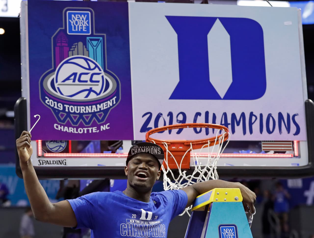 EL jugador que sin duda más acapara la atención para este torneo y que figura como la próxima primera selección global del Draft de 2019, de los Blue Devils de la Universidad de Duke: Zion Williamson. Llevó a su escuela a ganar el campeonato de la Atlantic Coast Conference (ACC) sobre Florida State. Cortar la red es una tradición, un trofeo de guerra.