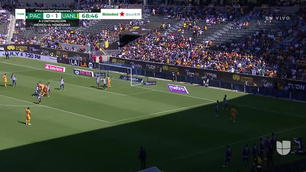 ¡CERCA! Juan Vigón disparó que se estrella en el poste.