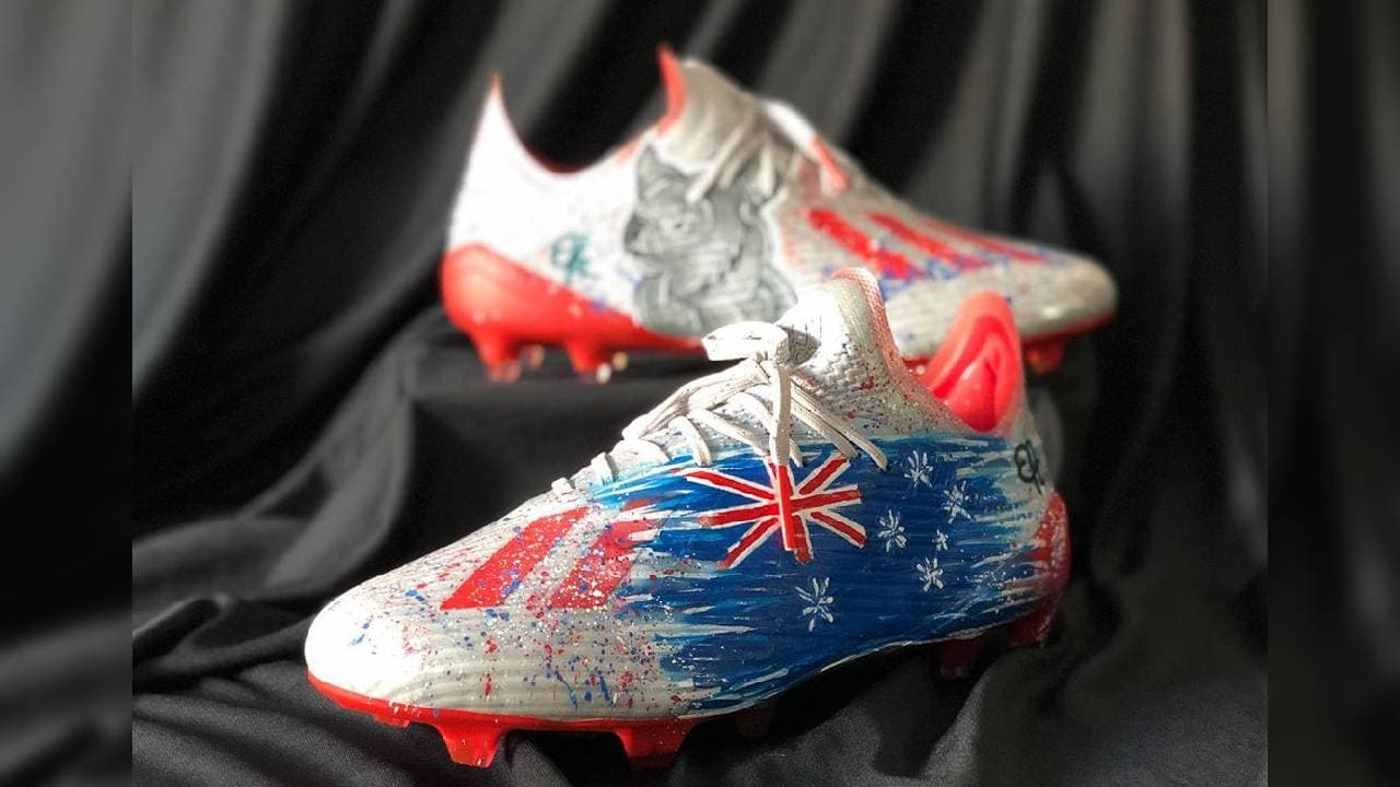 Kike Padilla fue el encargado de diseñar los increíbles tacos para futbolistas como Alan Pulido, Jair Pereira y Nicolás Vikonis. ¿Qué caricatura plasmarías en tus tenis para brillar en el terreno de juego?