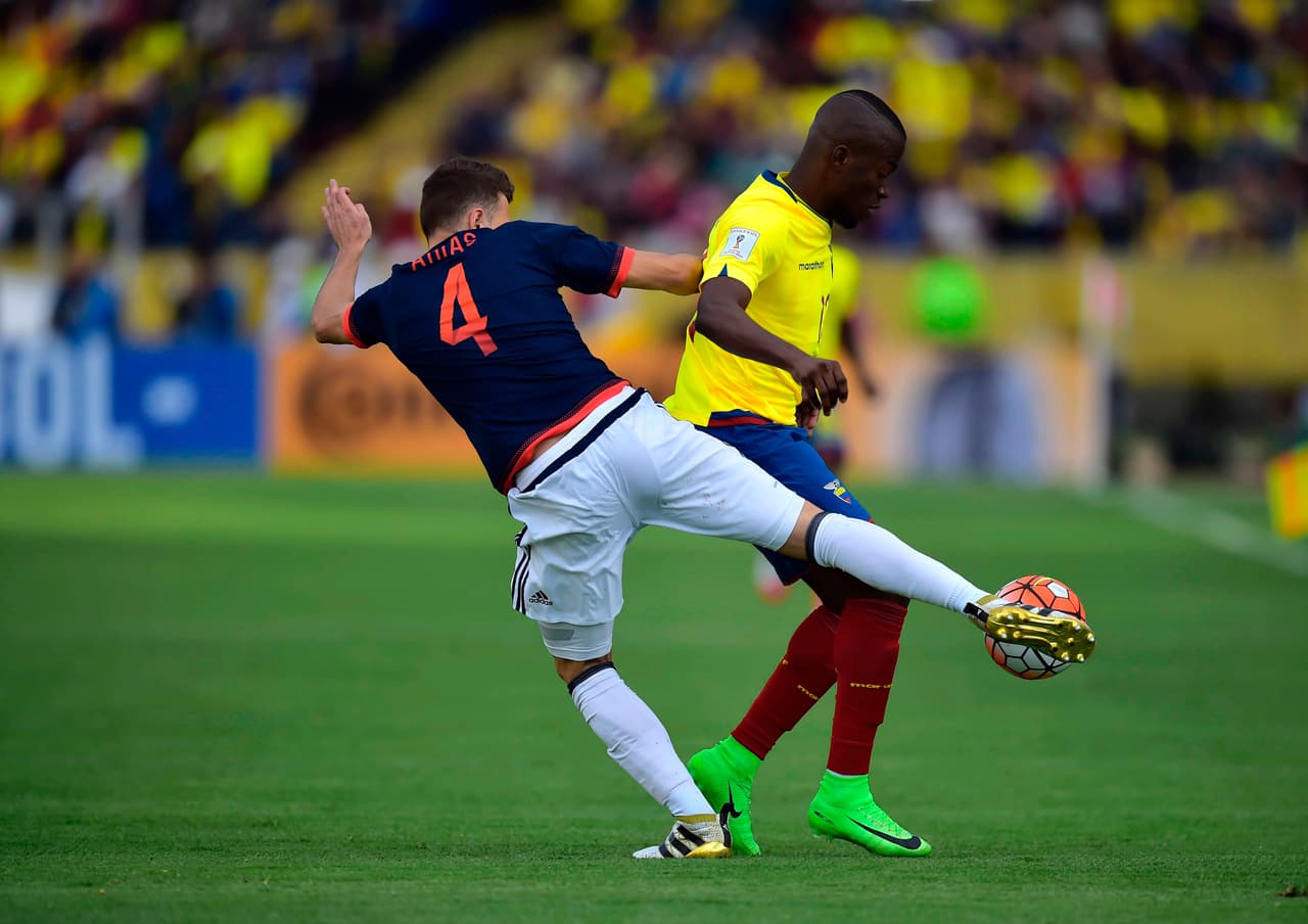 Santiago Arias también cumplió un excelente partido por la banda derecha, tanto en marca como en ataque. Acá, le ganaba el balón a Enner Valencia.