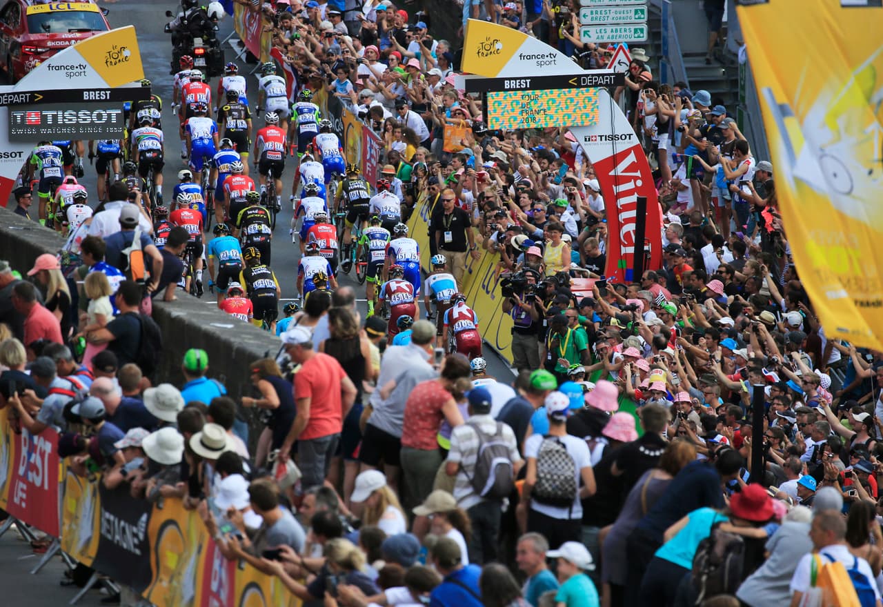 Es es una de las imágenes clásicas del Tour, con decenas de ciclistas pasando a centímetros uno del otro y con callejuelas y estrechos espacios para ver el paso de los guerreros sobre ruedas.