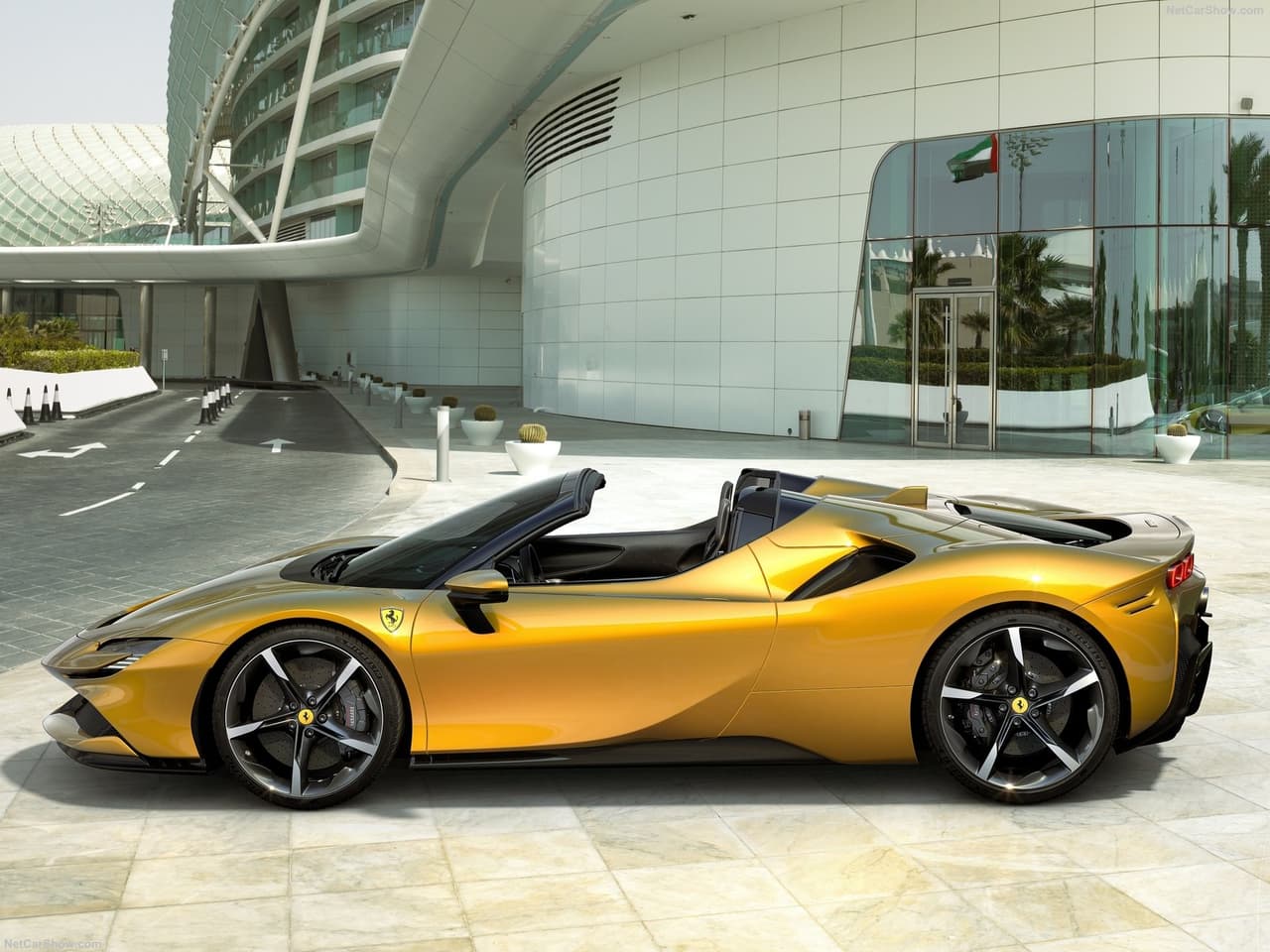 El Ferrari SF90 Spider es el primer híbrido enchufable de alto rendimiento, equipado con un techo rígido retráctil, en el
<a href="https://www.univision.com/carros/marcas-de-carro/ferrari" target="_blank">portafolio de la firma italiana</a>. Este además es parte de la nueva estrategia de Ferrari hacia la electrificación.