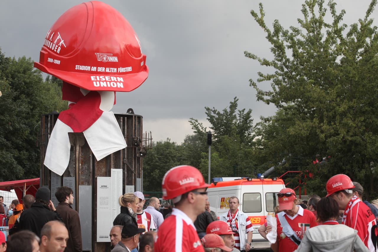 En 2008, hasta 2,400 aficionados acereros remodelaron, totalmente gratis, el estadio del club. Tardaron casi un año en lograrlo.