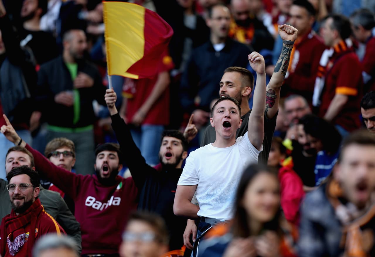 Los aficionados del Liverpool se tomaron las calles de Roma y montaron una gran fiesta en la previa del partido de Champions League entre su equipo y la Loba. Familiares, amigos, recién conocidos, todos se unieron para teñir de rojo la capital italiana.