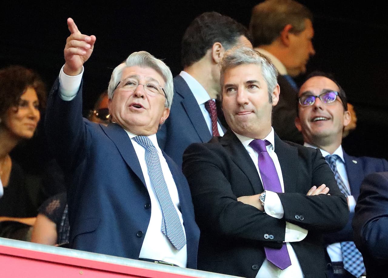 Enrique Cerezo y Josu Urrutia, presidentes de ambas escuadras, platicaban antes del inicio del compromiso.