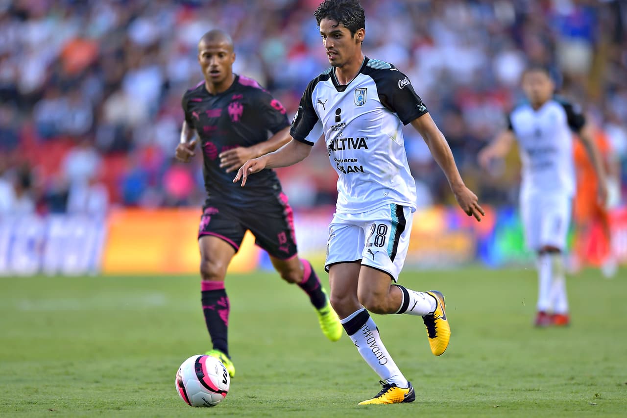 El partido comenzó muy parejo. Aunque Querétaro parecía una víctima segura saltaron al campo decididos a buscar los 3 puntos.