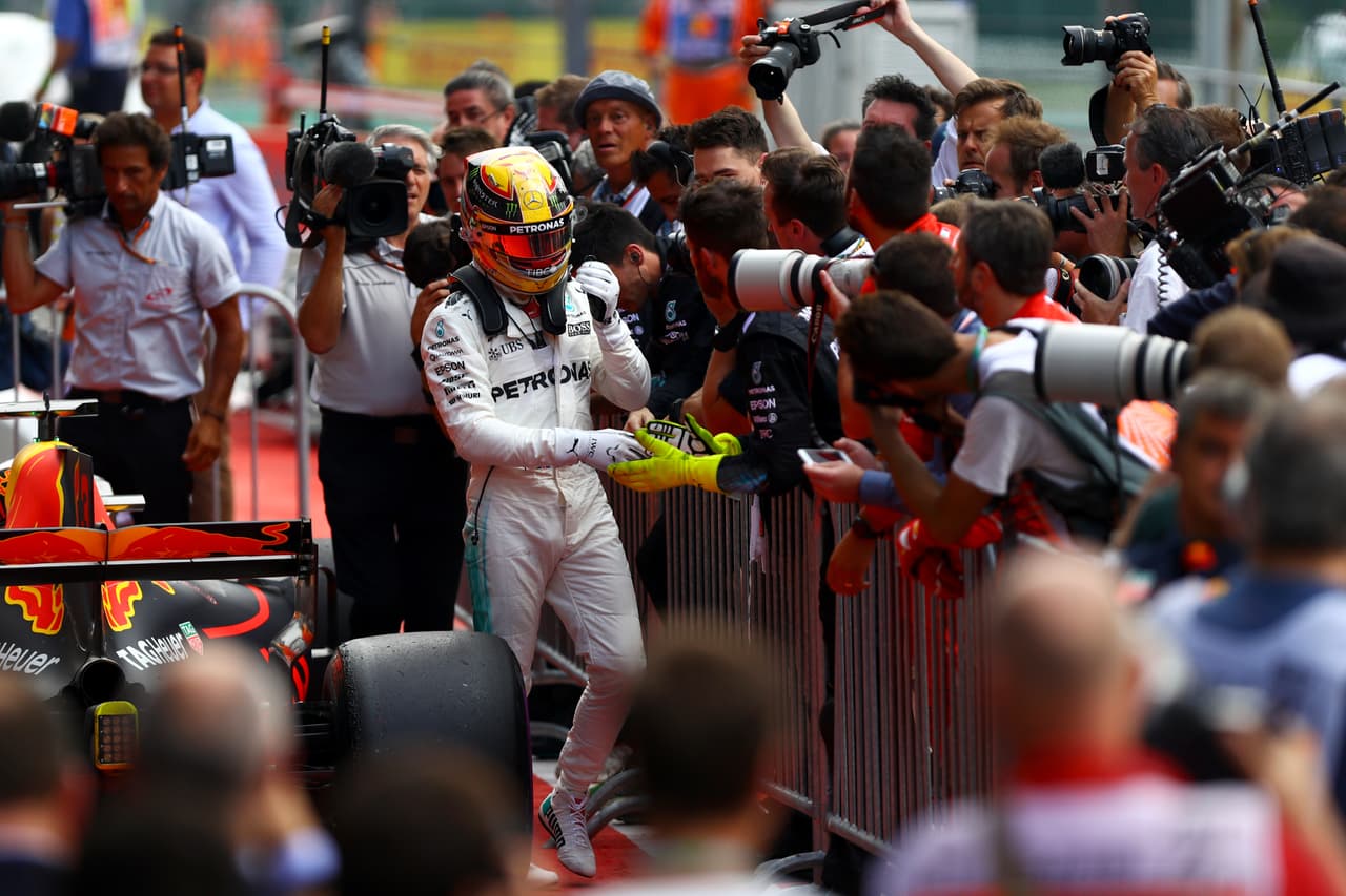 Tras haber igualado el sábado el récord histórico de 'poles' (68) del alemán Michael Schumacher, Hamilton festejó este domingo su quinto triunfo del año.