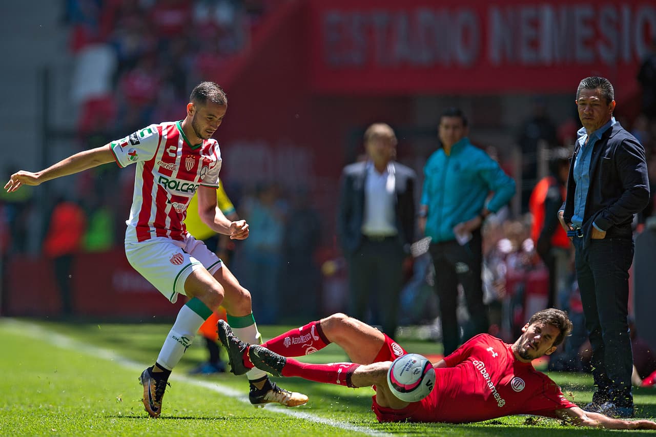 El juego se tornó ríspido por muchos pasajes, con ambos equipos peleando la posesión del balón sin mucha claridad.