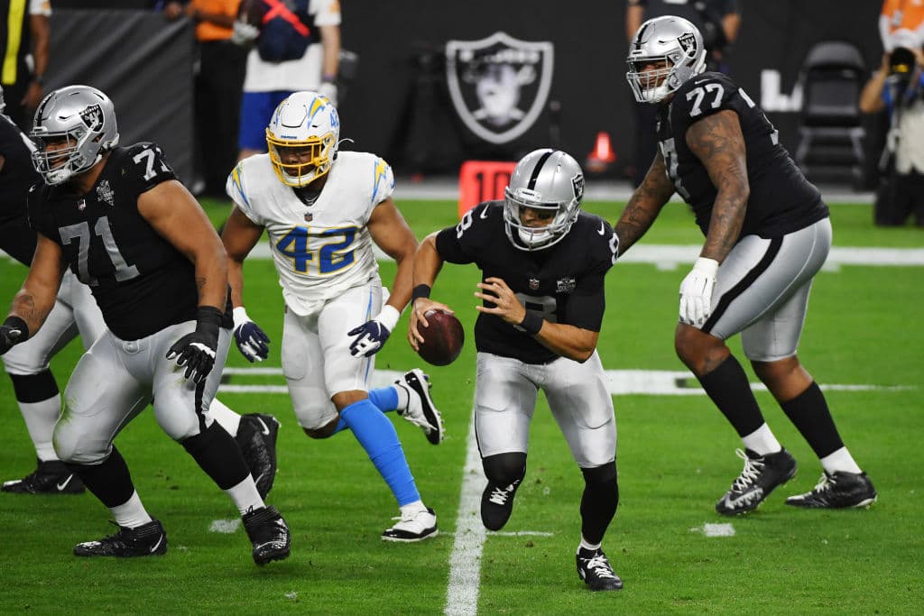 Raiders no logran finiquitar a los Chargers y en menos de cuatro minutos consiguen la victoria 30-27.