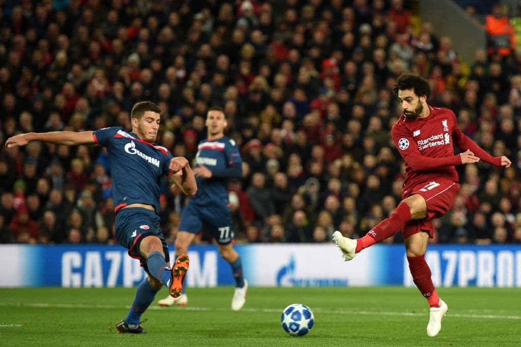 De regreso a Anfield en la tercera jornada del Grupo C, Liverpool goleó 4-0 al Estrella Roja de Belgrado, con dos goles de Mohamed Salah (derecha).