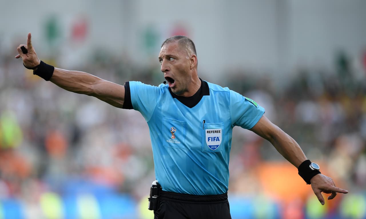 8. Néstor Fabián Pitana (Argentina) - Siete tarjetas amarillas en dos partidos.