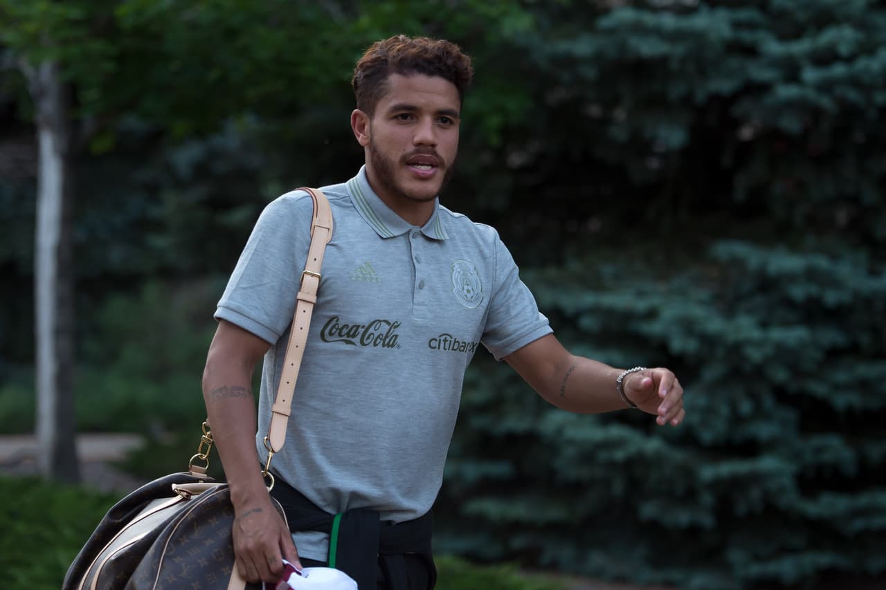 Los integrantes de la Selección Mexicana de Fútbol y su cuerpo técnico arribaron a la ciudad de Denver, Colorado, donde este miércoles entrante sostendrán su segundo duelo de la Copa Oro 2019 ante la representación de Canadá en Invesco Field, la casa de los Denver Broncos. Una gran cantidad de aficionados esperaron largo rato para ver el arribo de los jugadores del Tricolor y pedirles la foto o el autógrafo, y manifestarles el apoyo de cara a su siguiente compromiso del torneo.