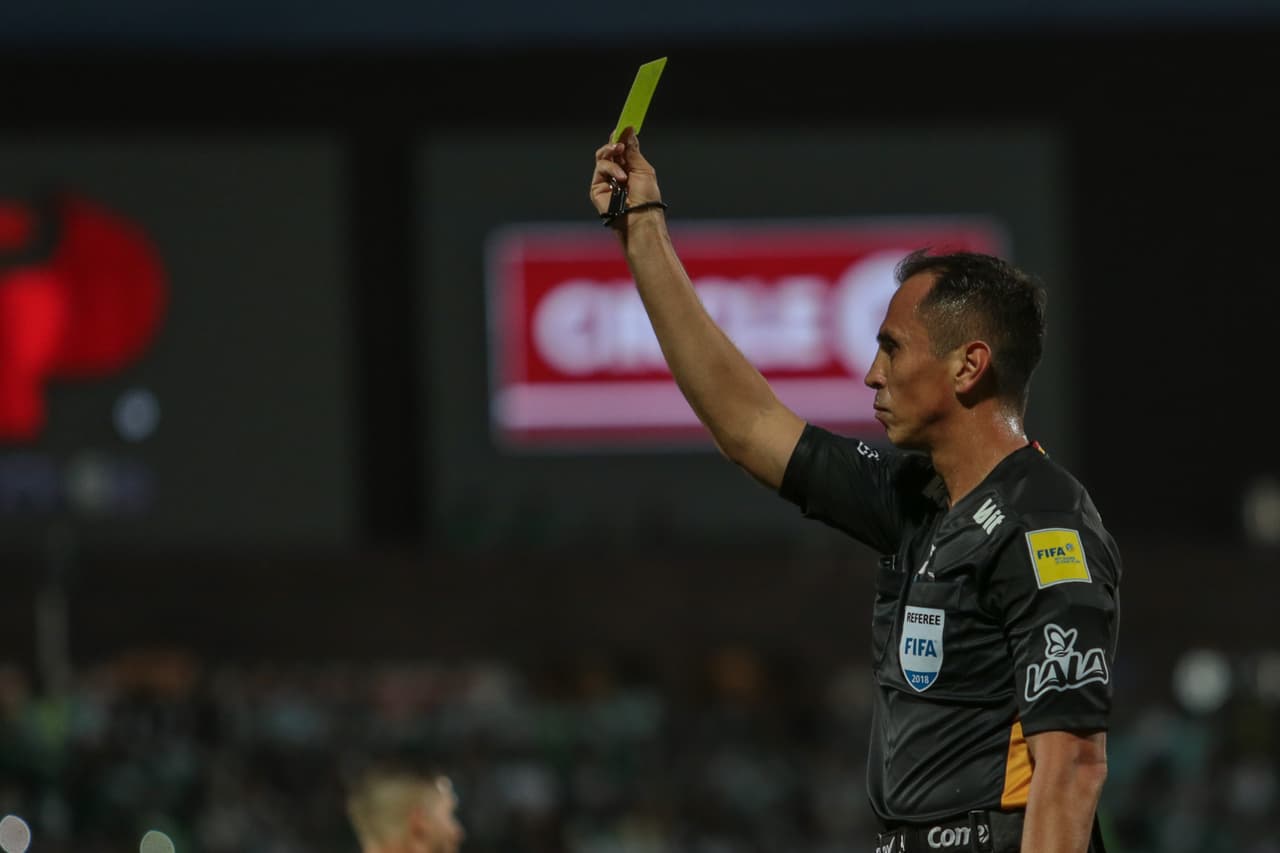 <b>Lo peor: </b>Luis Enrique Santander decidió no utilizar el VAR para revisar una clara mano de Cecilio Domínguez dentro del área que hubiera significado un penal a favor de los 'laguneros'.