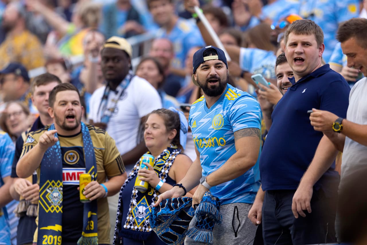 El color en las tribunas del Subaru Park lo pusieron lo integrantes de la afición local.
<br>