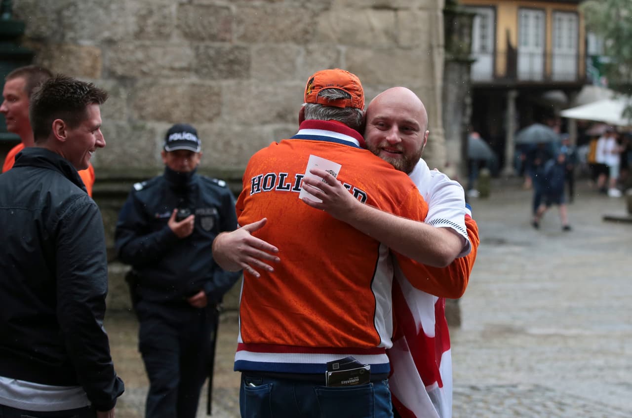 Guimaraes (Portugal) recibió este jueves la segunda Semifinal de la UEFA Nations League bajo una intensa lluvia durante la previa. A pesar del mal clima, los aficionados de Inglaterra y Holanda disfrutaron de un gran ambiente a pesar de que solo unos celebrarán el paso a la Final ante Portugal.