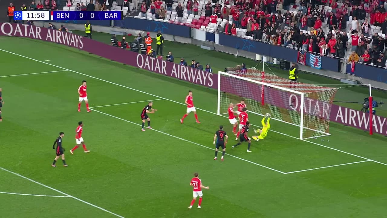 ¡TIRO ATAJADO! disparo por Robert Lewandowski.