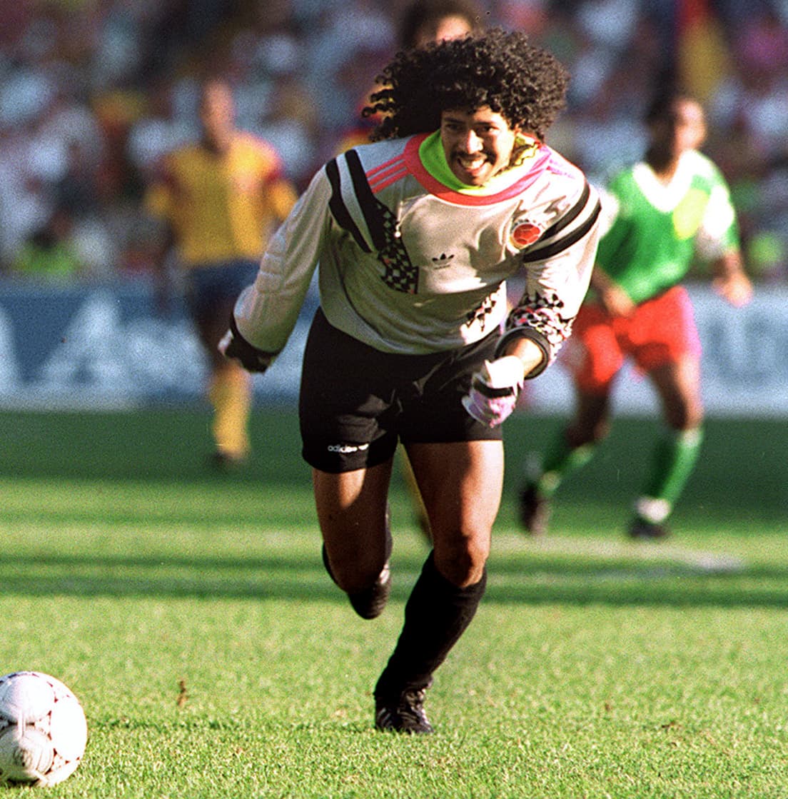 <b>5. René Higuita (Italia 1990) - </b>Aunque fue un ícono del arco de Colombia solo jugó el Mundial de los italianos y allí se dejó ver con su popular cabellera. Parece que era muy común en el país cafetero en ese entonces ya que Leonel Álvarez y otros jugadores también la llevaban. Además, su bigote con islas le daba otro toque.