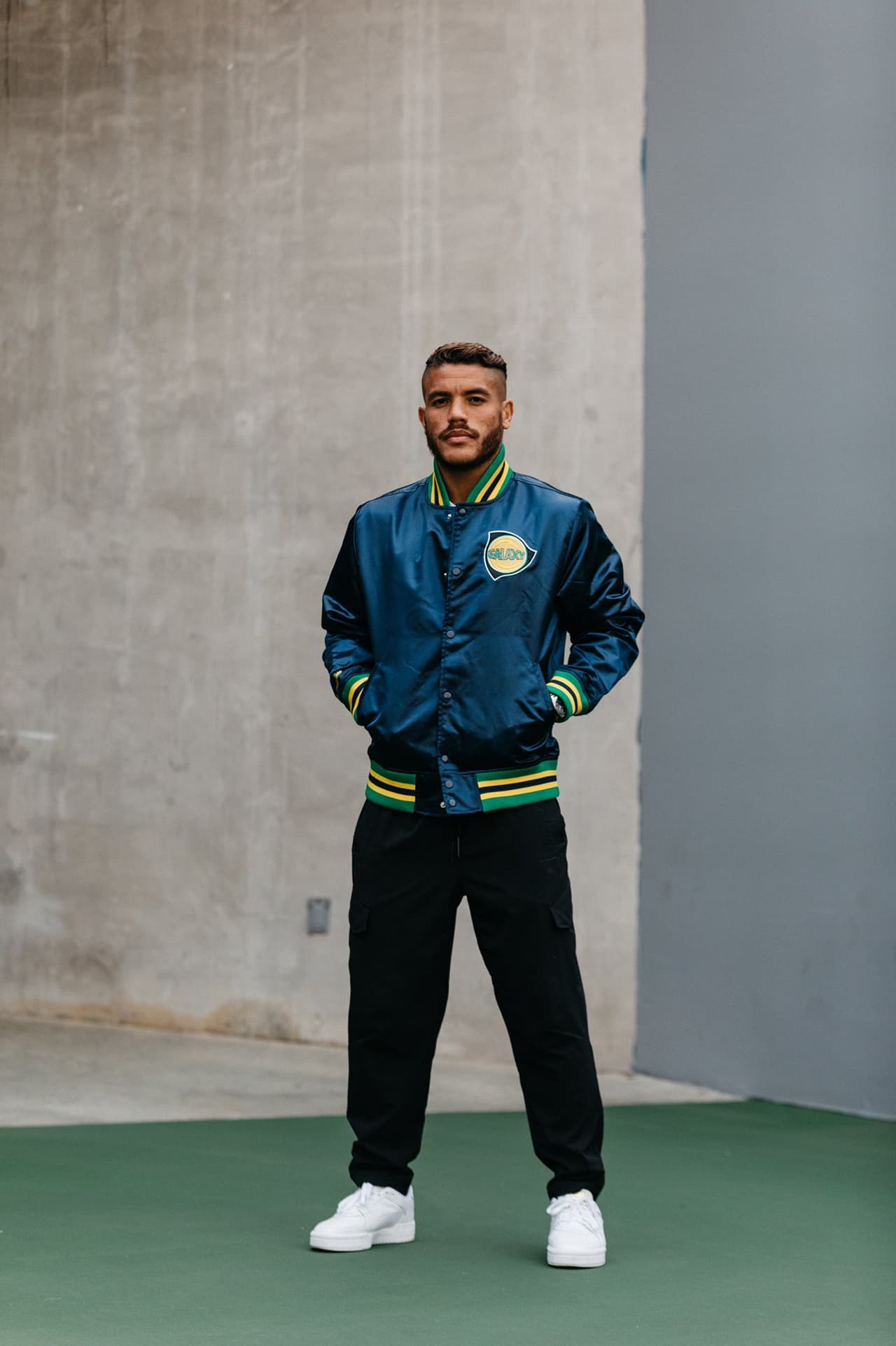 La línea de indumentaria no se reduce solo a camisetas, sino que incluye casacas, gorras y otros elementos.
<br>
<br>