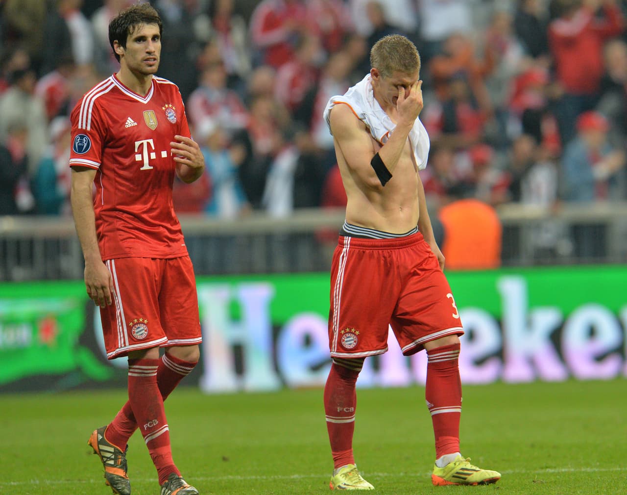 Javi Martínez y Bastian Schweinsteiger, en lágrimas, abandonaban el campo de su estadio entre la verguenza y el orgullo herido.
