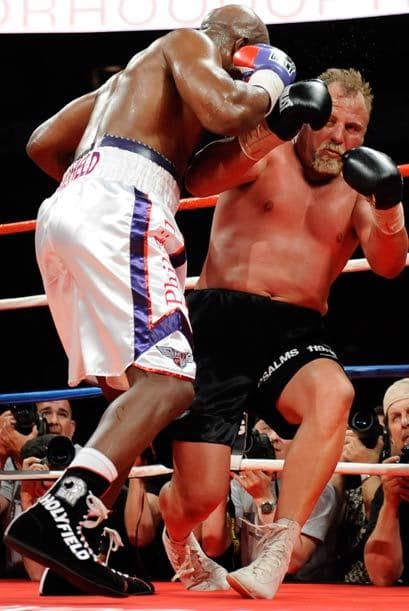 El octavo round fue efímero. Holyfield sacó lo mejor de sus años de campeón y dio una lección de talento.