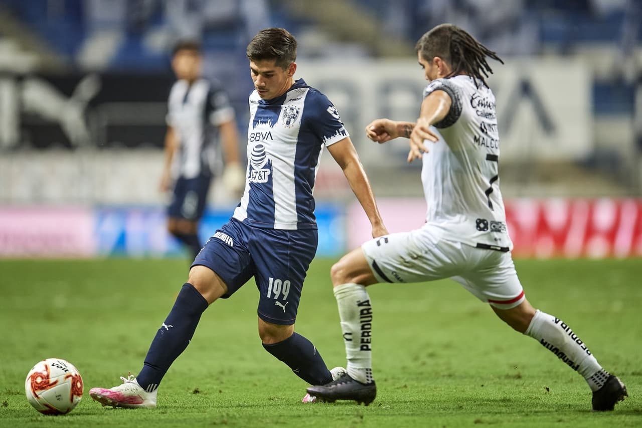 Los cambios de monterrey no entran muy conectados y ambos son amonestados en el arranque del segundo tiempo.