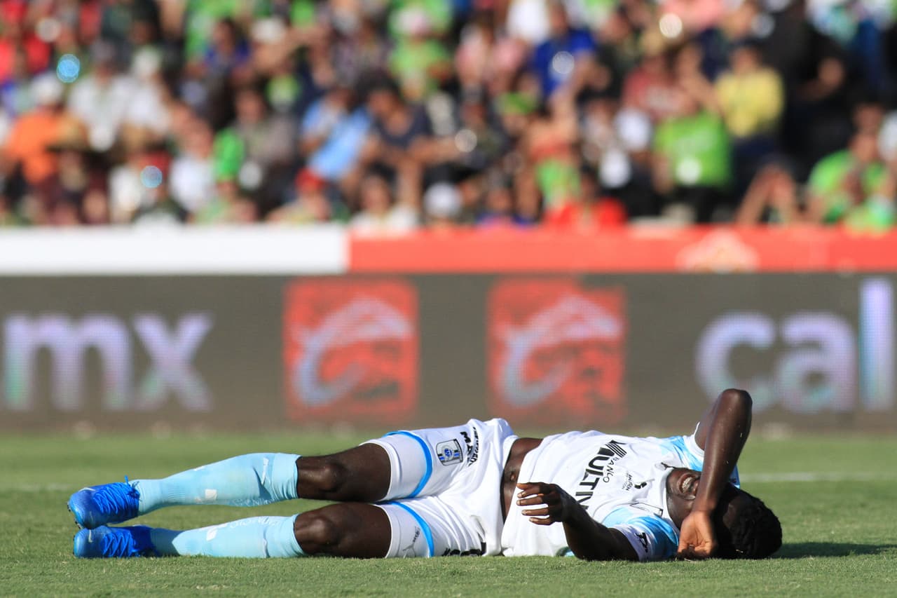 El jugador de Querétaro quedó tendido en el campo tras el fuerte impacto en la pierna pero pudo continuar.
<br>