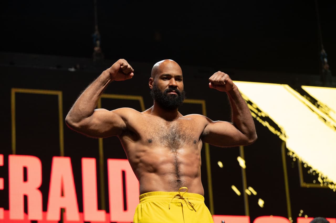 Gerald Washington (236.5 libras) y Charles Martin (254 libras) en eliminatoria de la FIB en peso completo.