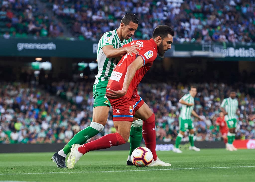 En la imagen el delantero del equipo catalán Borja Iglesias en una de las jugadas de contragolpe luego del gol que marcaron al Betis, ahora con un planteamiento de contraatacar.