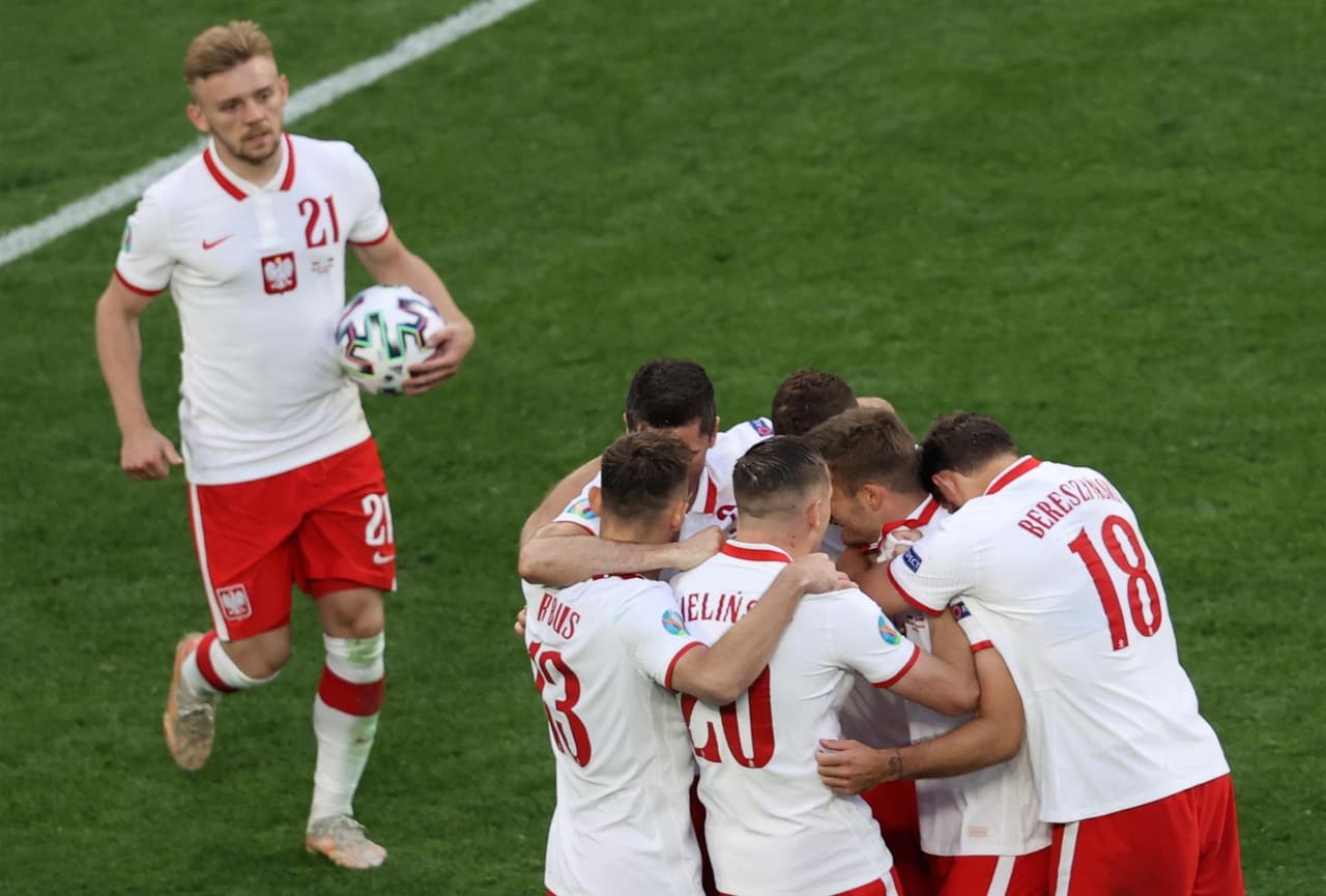 Eslovaquia logra sacar la victoria ante Polonia 2-1 en San Petersuburgo, Rusia. Robert Mak provoca la jugada para el primer gol para los eslovacos y, a segundos de iniciar la segunda parte, Karol Linetty empata el encuentro. El gol del triunfo fue de Milán Skriniar al 69' y consiguen sus primeros tres puntos en el Grupo E de la Euro 2020.