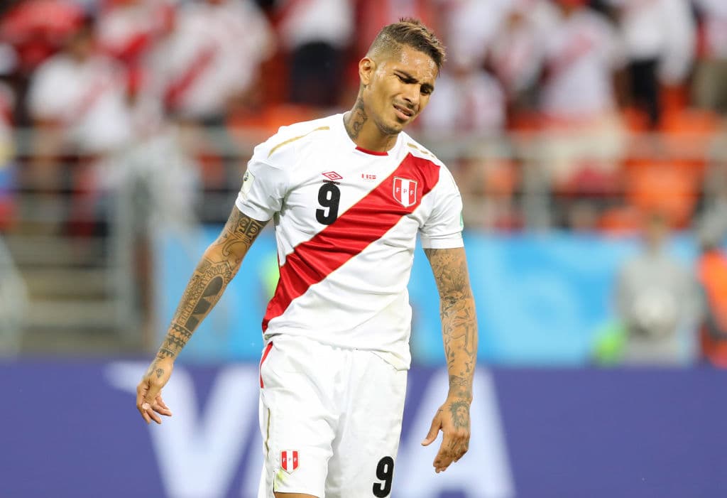 Al minuto 62 ingresó Paolo Guerrero, quien días antes del Mundial fue perdonado y se le permitió jugar por Perú. Aquí se lamente tras fallar un tiro de taconazo, de espalda al arco. Una genialidad.