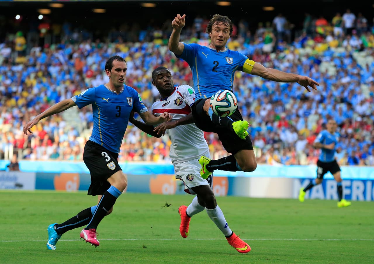 <b>Diego Lugano y Diego Godín</b>
<br>- Estos futbolistas uruguayos hicieron una dupla fuerte en los negocios.
<br>- En el sector de Carrasco construyeron una complejo de apartamentos avaluados en 4.5 millones de dólares
<b>. </b>
<br>- Asimismo, tienen varios edificios en el barrio Buceo y la fábrica de Cementos Charrúa, con la cual importan cemento desde Turquía.