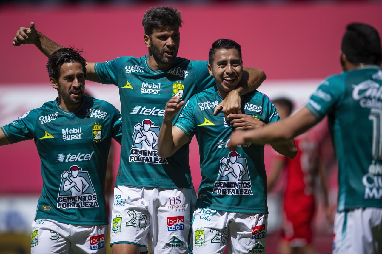 Toluca y León reparten puntos tras empate en el Nemesio Diez 1-1. José David Ramírez abrió el marcador al minuto 21 pero le sigió Michael Estrada de los 'Diablos' para igualar marcador y, tras una tarjeta roja, Canelo anotaba penal, pero al minuto 73, el León empataba con anotación de Luis Montes.