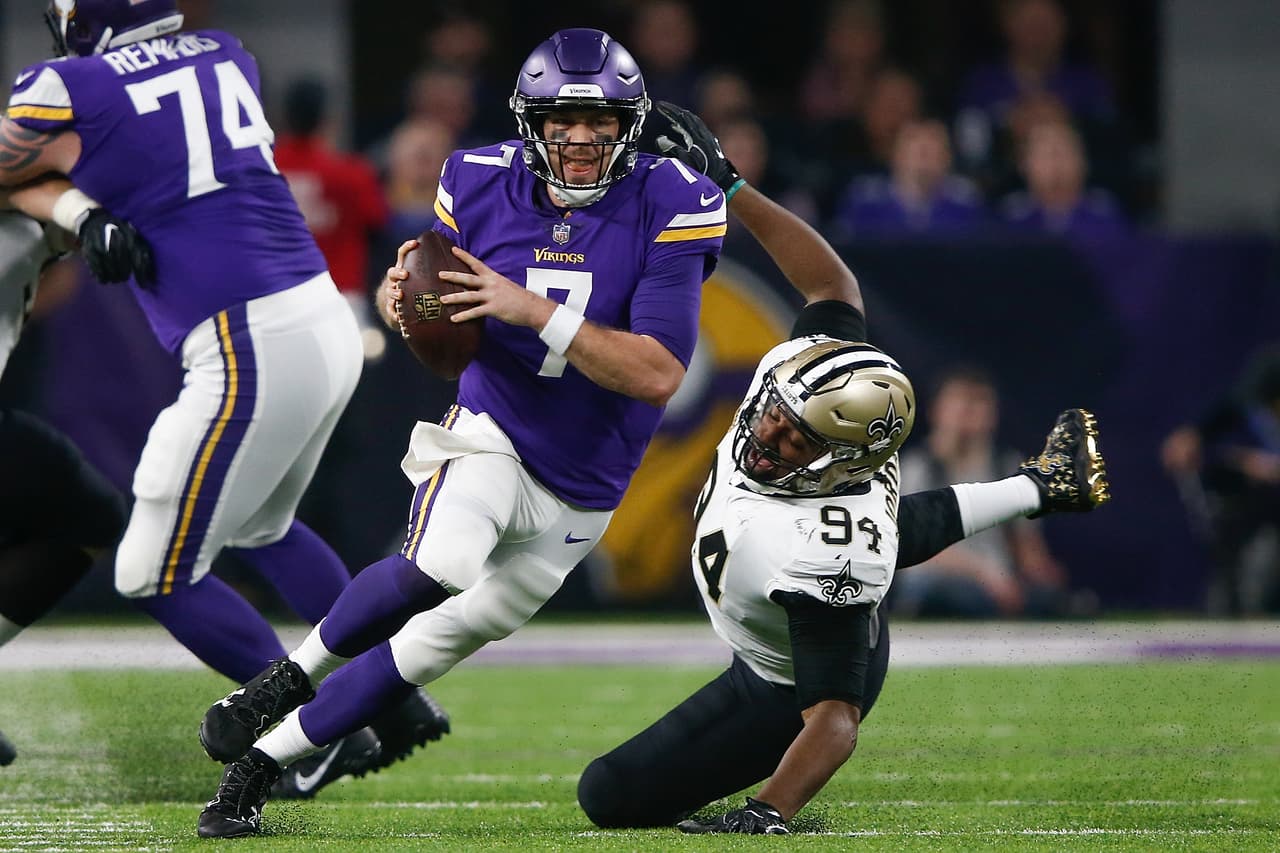 Case Keenum acertó 25 de 40 envíos con una intercepción y una anotación en los segundos finales que pasará a la historia.