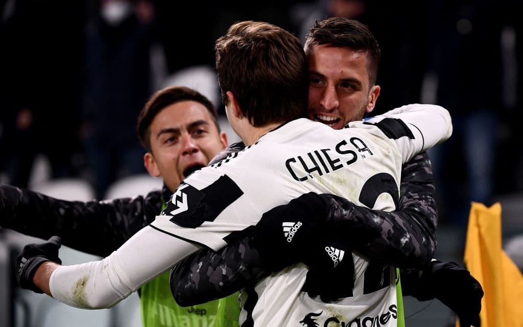 Napoli y Juventus empatan durante la Jornada 20 de la Serie A. Dries Mertens le daba la victoria a los de Spalleti a los 23' minutos, pero Federico Chiesa emparejó el encuentro al minuto 54'. El mexicano Hirving Lozano se perdió el encuentro tras dar positivo a COVID-19.