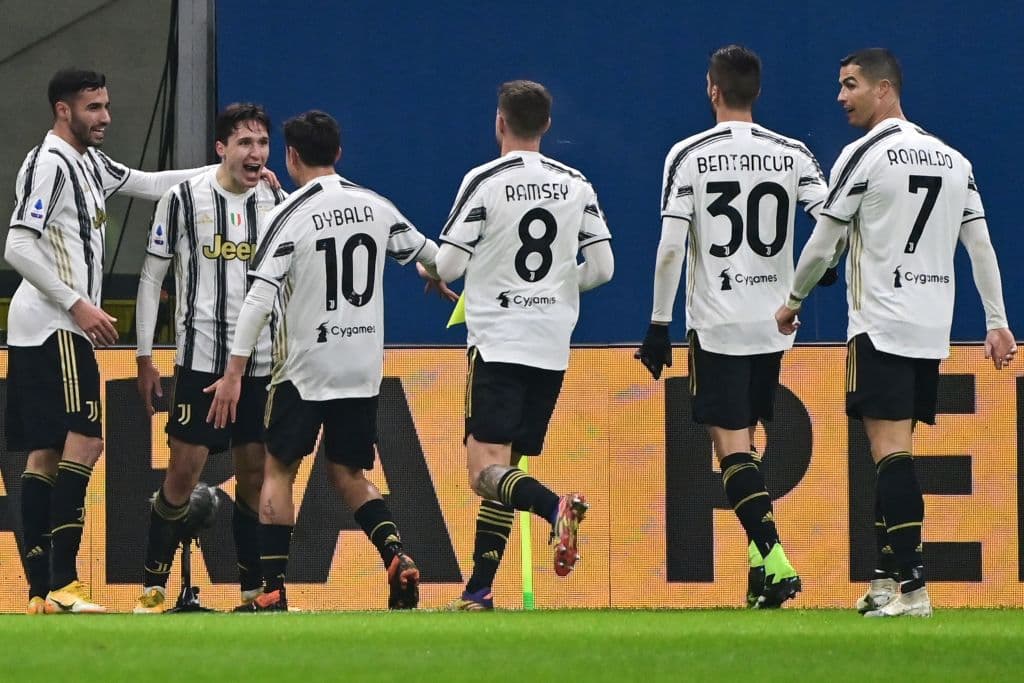 Chiesa (18’) abrió el marcador para Juventus, Calabria (41’) empataba y Chiesa (62’) recuperaba la ventaja. Apareció el estadounidense Weston McKennie (76’) para sellar el tirunfo de los de Pirlo. Juventus llegó a 30 unidades y ya ocupa el cuarto sitio en la competición; Milan se mantiene en la punta con 37.