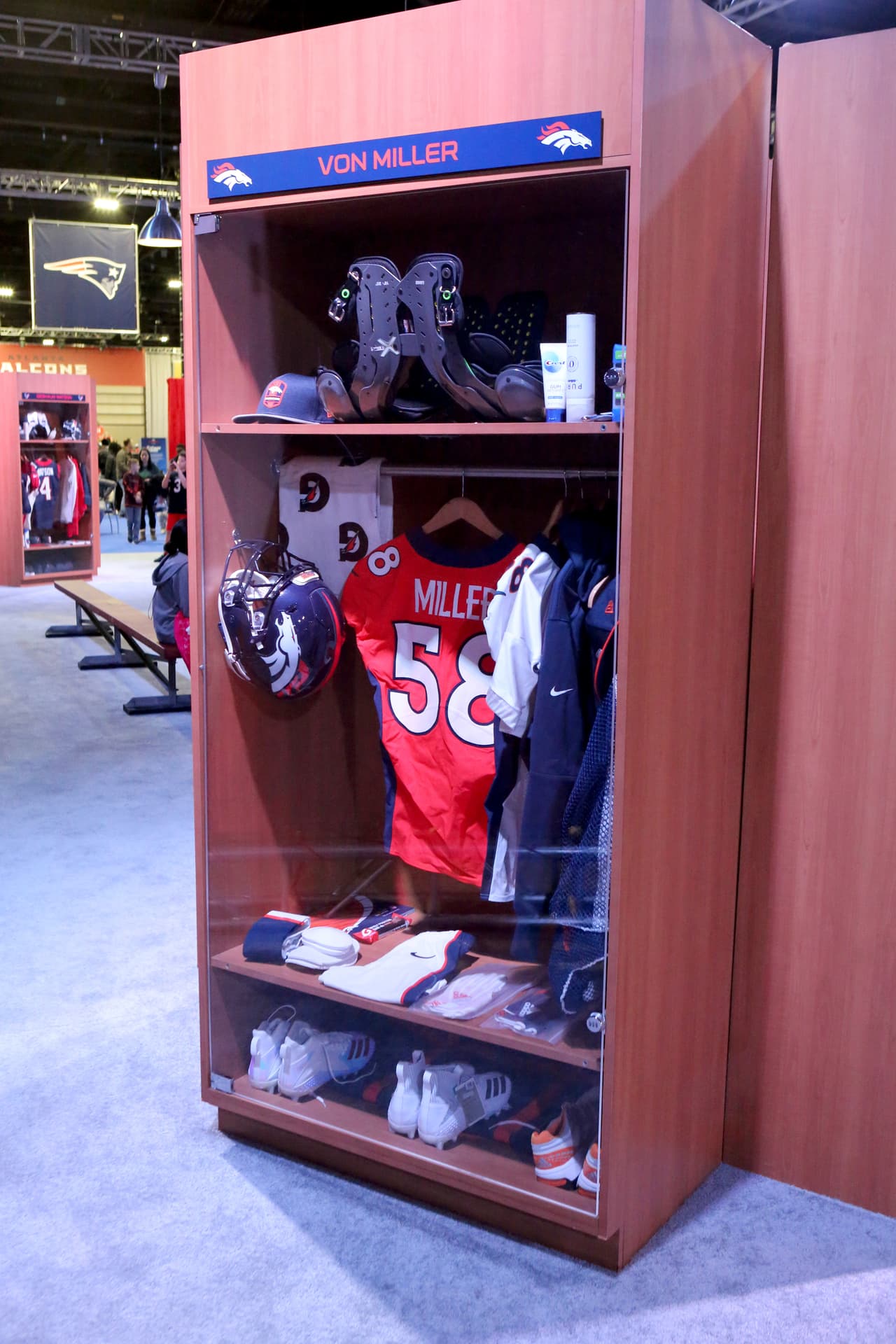 Esta es una réplica del casillero del MVP del Super Bowl 50, el estelar linebacker de los Denver Broncos, Von Miller.