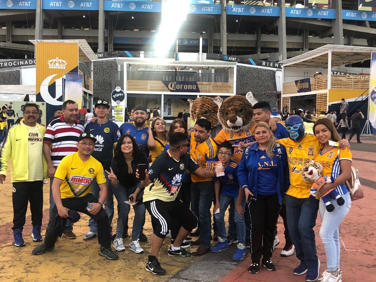 De esta particular forma los fanáticos muestran su amor por Tigres en la antesala del juego contra América en el Estadio Azteca.